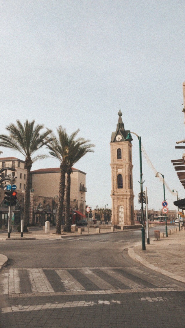 lege straat in Jaffa met klokketoren en twee palmbomen